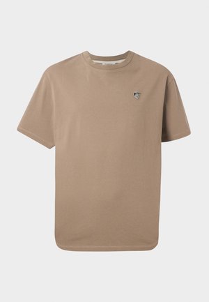 Beige Baumwoll-T-Shirt mit Rundhalsausschnitt, kurzen Ärmeln und einem kleinen gestickten Emblem auf der linken Brust. Glatte Textur mit lockerem Schnitt.