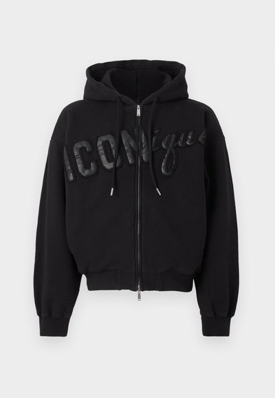 Μαύρο hoodie με φερμουάρ, κουκούλα, κορδόνια, ριμπ μανσέτες και ανάγλυφο κείμενο στο στήθος.