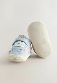 Vaaleansiniset taaperoiden kengät kukkakuvioilla, tarranauhalla ja teksturoidulla nupukkinahkaverhoilulla. Reunassa juuttinarukoristelu ja sileät pohjat.