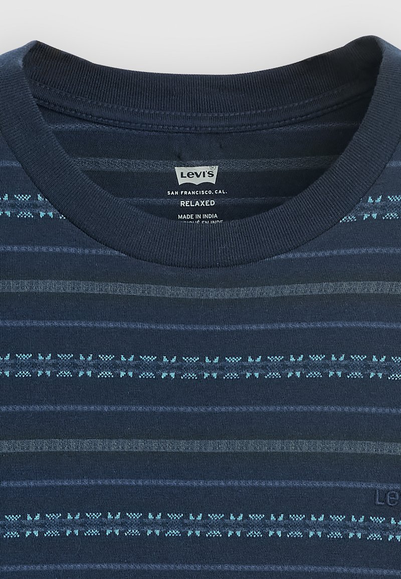 T-shirt blu navy dalla vestibilità comoda con righe orizzontali in blu chiaro e grigio. Presenta un collo rotondo e un tessuto testurizzato. Logo sul orlo.