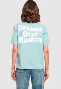 Mister Tee DREAMS OVER REALITY - T-shirts med print - oceanblue