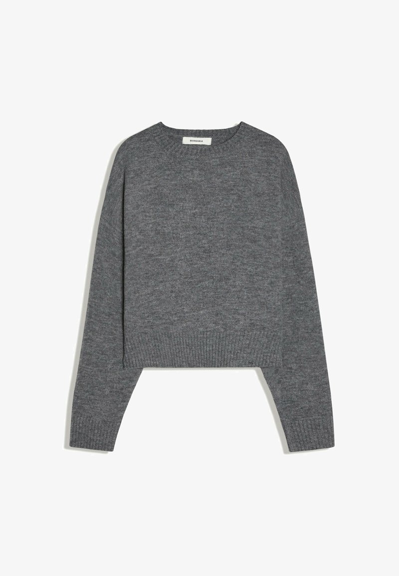 Pull en maille gris à manches longues avec poignets et ourlet côtelés, encolure ronde et coupe légèrement courte.
