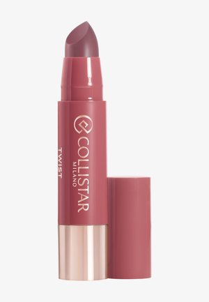 Snurrläppstift i mjuk rosa färg med rundad topp, glänsande finish och metallisk silverdetalj på basen. Logotypen på förpackningen är synlig.