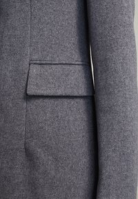 KIOMI Kort kappa / rock - mottled grey