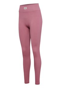 Roze geribbelde leggings met een hoge tailleband, gemaakt van rekbaar materiaal, met een klein merklabel aan de voorkant. Vriendelijke textuur over het geheel.