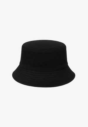 Cappello a secchiello nero realizzato in tessuto resistente, con corona arrotondata e tesa ampia che scende verso il basso, caratterizzata da dettagli superficiali testurizzati.