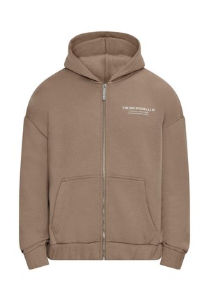 Felpa con zip marrone, tessuto morbido, ampie tasche frontali, cappuccio regolabile, con testo bianco: "THEDROPSIZECLUB LEGENDS SINCE 2020."