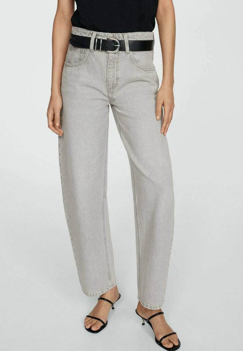 Ljust grå denimjeans med rak benpassform, med framfickor, ett svart bälte och hög midja. Materialet är texturerat.