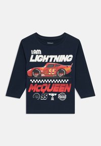 Marineblå langermet t-skjorte med grafikk av en rød racerbilsfigur og teksten "I AM LIGHTNING MCQUEEN", rutemønster og logodetaljer.