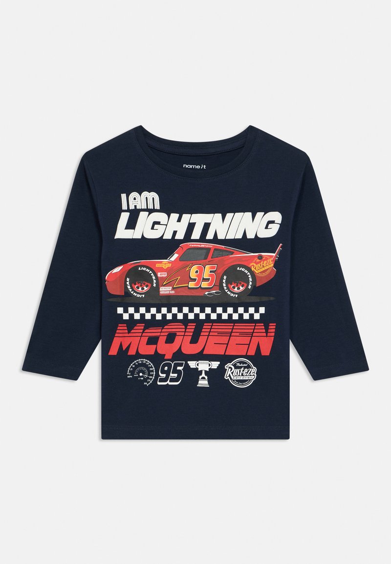 Marineblå langermet t-skjorte med grafikk av en rød racerbilsfigur og teksten "I AM LIGHTNING MCQUEEN", rutemønster og logodetaljer.
