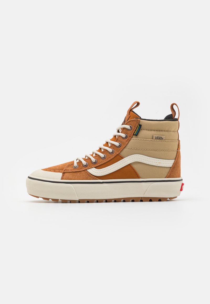 Høye sneakers med en blanding av oransjefarget semsket skinn og beige lerret. Har gummisåle, kontrastfarget hvit stripe, og snøring.