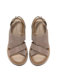 Sandali in suede beige con cinturini incrociati e una cinghia alla caviglia regolabile, dotati di una suola chiara e una soletta imbottita.