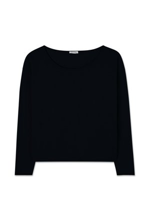 Črna dolga majica s širokim, zaobljenim izrezom in sproščenim krojem. Narejena iz mehkega materiala z gladko teksturo in minimalnimi šivi.