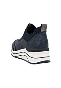 Marine slip-on sneaker met een textuurleer bovenwerk, metallic hielaccent en witte golvende zool. Voorzien van een rits aan de achterkant.