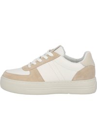 Weiße und beige Wildleder-Sneaker mit strukturierter Oberfläche, runder Zehenpartie, flacher Gummisohle und klassischem Schnürdesign. Weiße Nähte setzen Akzente.
