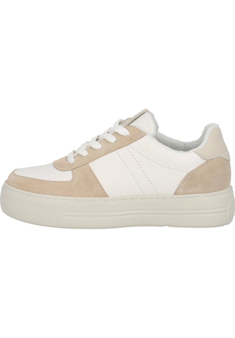 Weiße und beige Wildleder-Sneaker mit strukturierter Oberfläche, runder Zehenpartie, flacher Gummisohle und klassischem Schnürdesign. Weiße Nähte setzen Akzente.
