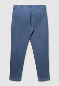 Blaue Cordhosen mit glatter Textur, geraden Beinen, Gürtelschlaufen und zwei Gesäßtaschen. Keine sichtbaren Beschläge oder Akzente.