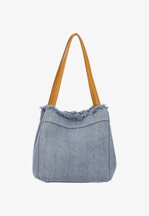 Geantă tote din denim cu margine albastră destrămată, mânere din piele ecologică maro și formă structurată. Prezintă detalii cusute pe laterale.