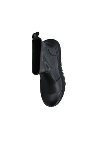 Zwarte waterdichte enkelboot van glad leer, met een trekband, ronde neus en een dikke rubberen zool met een gestructureerd patroon.