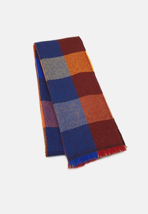 Écharpe tissée pliée avec un grand motif à carreaux en bleu, rouge, orange, jaune et beige, avec une courte frange sur les bords.