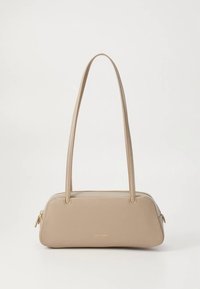 Geantă de mână din piele bej cu textură netedă, formă curbată, două curele de umăr și logo auriu în față. Închideri cu fermoar pe ambele capete.