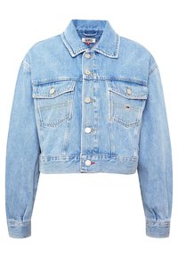 Ljusblå kort denimjacka med knappfront, två knappade bröstfickor, långa ärmar och en liten flagglogotyp på den högra fickan.