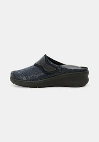 Zoccolo scivolato nero con un motivo geometrico testurizzato. Presenta una fascia a contrasto e una suola sagomata per il comfort.