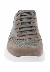 Zapatilla gris con parte superior de ante, paneles de malla y suela de goma blanca. Presenta seis agujeros para los cordones y acentos texturizados.