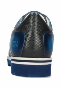 Leder-Sneaker in Dunkelblau und Schwarz mit strukturiertem Absatz. Weiße und marineblaue Zwischensohle, mit Branding an der Seite und einem runden Zehendesign.