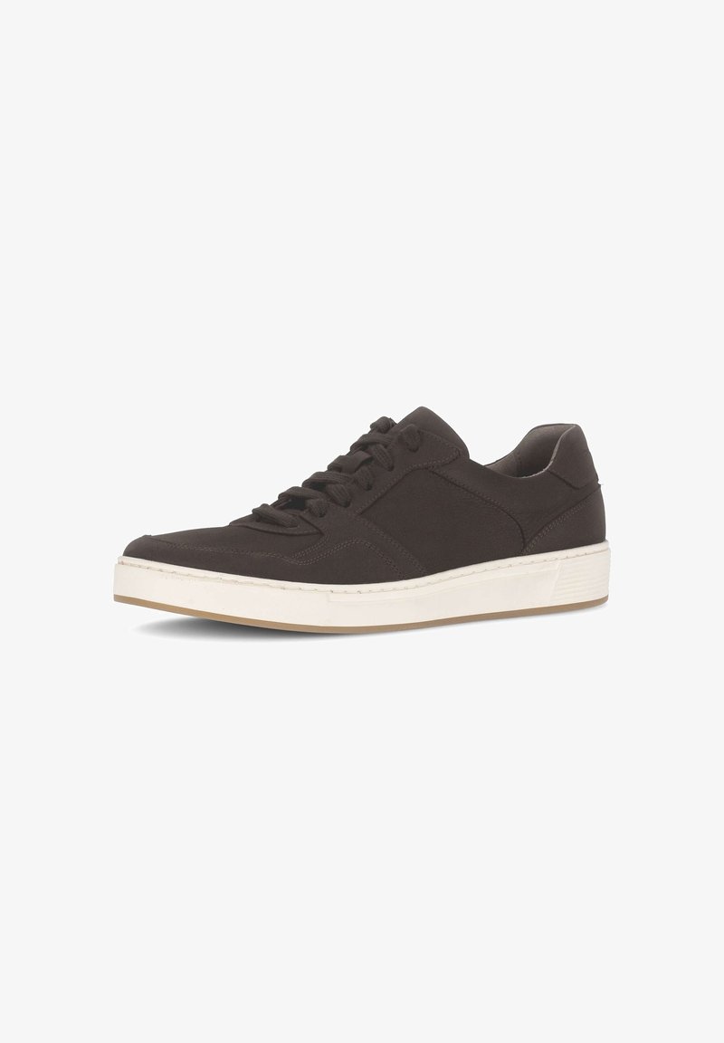 Bruine suède sneaker met een laag profiel, witte rubberen zool, ronde neus en platte veters. Bevat subtiele stiksels en accenten op de zijpanelen.