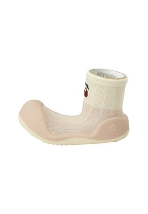 Zapato suave color rosa para niño pequeño con suela de goma y parte superior tipo calcetín acanalada con un bordado pequeño de cereza cerca del tobillo.