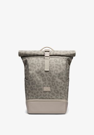 Mochila con cierre enrollable en beige con sutil estampado de leopardo, cierre frontal con hebilla, bolsillos laterales y panel inferior, con etiqueta de la marca "Johnny Urban".