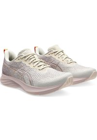 Chaussures de sport légères avec une tige en mesh gris, motif texturé, accents rose et une semelle en mousse épaisse pour un amorti.