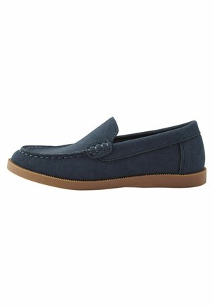 Loafers en suédine bleu marine avec un design cousu et un léger nez relevé. Dotés d'une semelle en caoutchouc brun flexible pour un confort optimal.