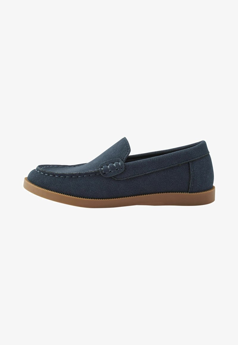 Temno modri suede loafers z šivanim vzorcem in rahlo dvignjenim prstom. Imajo fleksibilen rjav gumijast podplat za udobje.