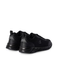 Zapatillas deportivas negras con parte superior de malla, acentos sintéticos texturizados, suela acolchada y tiradores en el talón para facilitar el calzado.