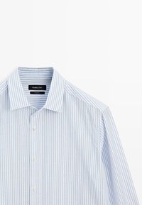 Hellblau-weiß gestreiftes Hemd mit langen Ärmeln, Knopfleiste und Kragen, auf weißem Hintergrund präsentiert.