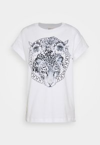 Camiseta blanca de algodón con un gráfico de leopardo en negro y gris, rodeado de diseños florales y patrones geométricos en la parte delantera.