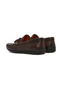 Braune Leder-Loafer mit geflochtenem Muster, runder Zehenpartie und flexibler Gummisohle. Verfügt über ein glattes Innenleben und ein kleines Metallelement.