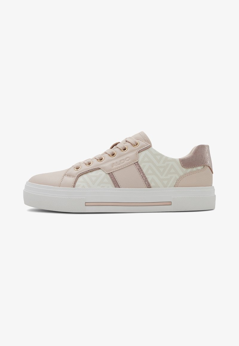 Baskets basses beiges et crème avec lacets, motif géométrique sur les côtés en tissu, et une semelle en caoutchouc blanche avec une fine bande rose.