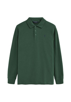 Polo de manga larga de color verde oscuro con una tapeta de tres botones y un pequeño logo oscuro en el pecho izquierdo.