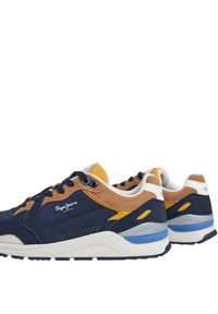 Sneakers blu navy realizzati in materiale scamosciato e in rete. Presentano dettagli arancioni e crema, lacci rotondi e una suola testurizzata. Logo sul lato.