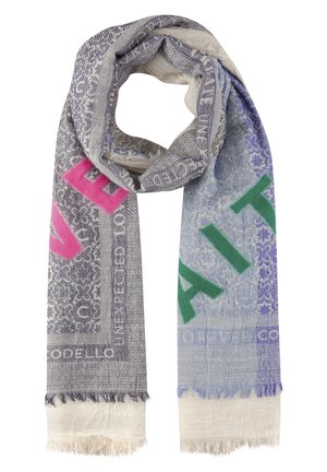 Écharpe douce en tissu tissé avec des motifs mélangés gris, bleu et crème, présentant de grandes lettres roses et vertes ainsi que des bords frangés.