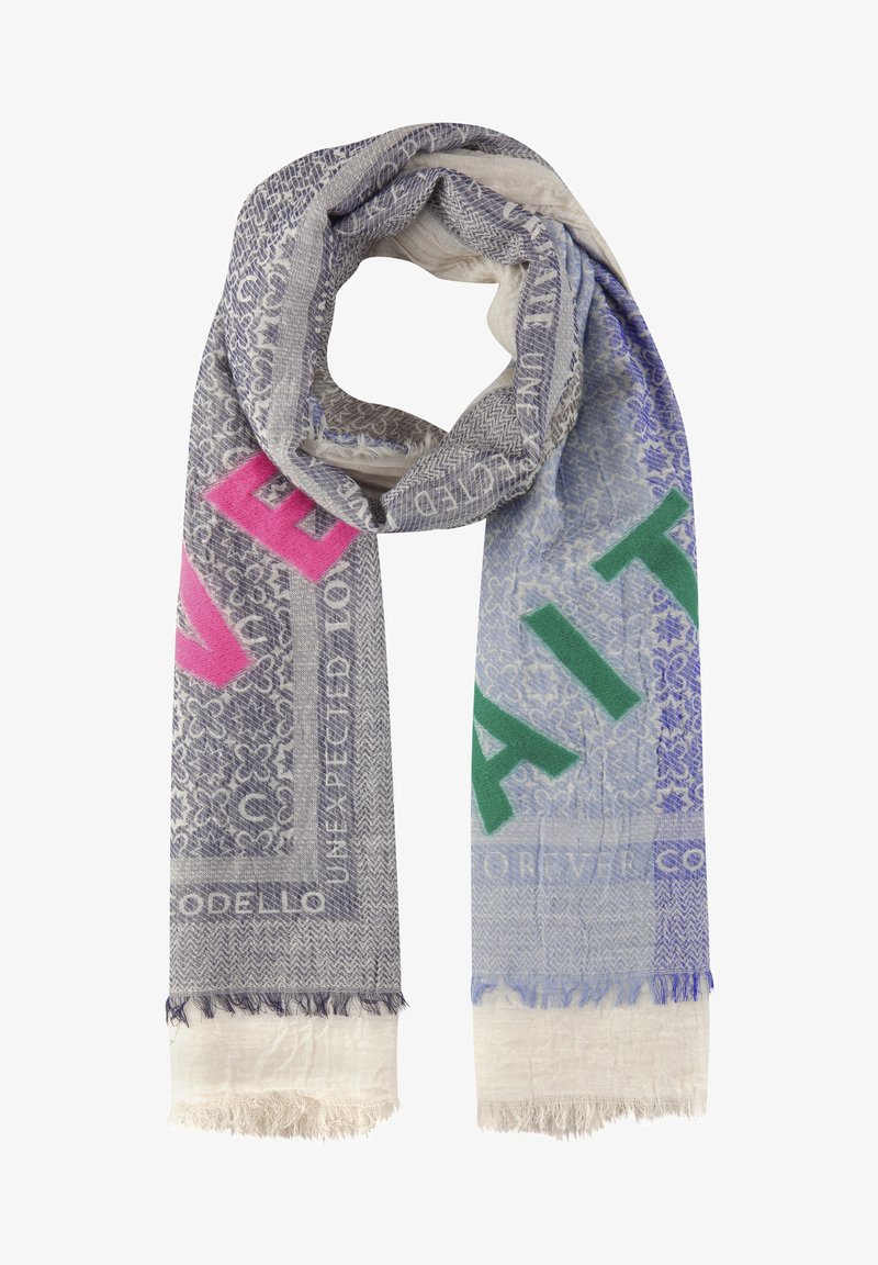 Écharpe douce en tissu tissé avec des motifs mélangés gris, bleu et crème, présentant de grandes lettres roses et vertes ainsi que des bords frangés.