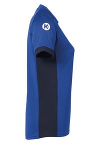 Polo shirt blu con pannello laterale blu scuro, maniche corte e logo circolare sulla manica sinistra. Realizzato in tessuto liscio e traspirante.