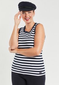 Niebiesko-biała bluzka na ramiączkach w paski o prążkowanej strukturze, z okrągłym dekoltem i metką z logo na dolnym brzegu. Uzupełniona ciemnym kapeluszem.