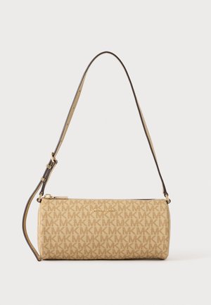 Beige cylindrisk Michael Kors håndtaske med gentagende logomønster, gyldent lynlås og justerbar mørkebrun skulderrem.
