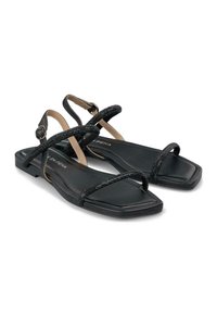 Czarne płaskie sandały z kwadratowym noskiem, z cienkimi, błyszczącymi paskami i regulowanym zapięciem na kostkę. Gładka podeszwa i minimalistyczny wygląd.