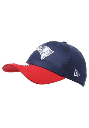Gorra de béisbol azul marino y roja con el logo de los New England Patriots en el frente y el logo de New Era bordado en el lateral.