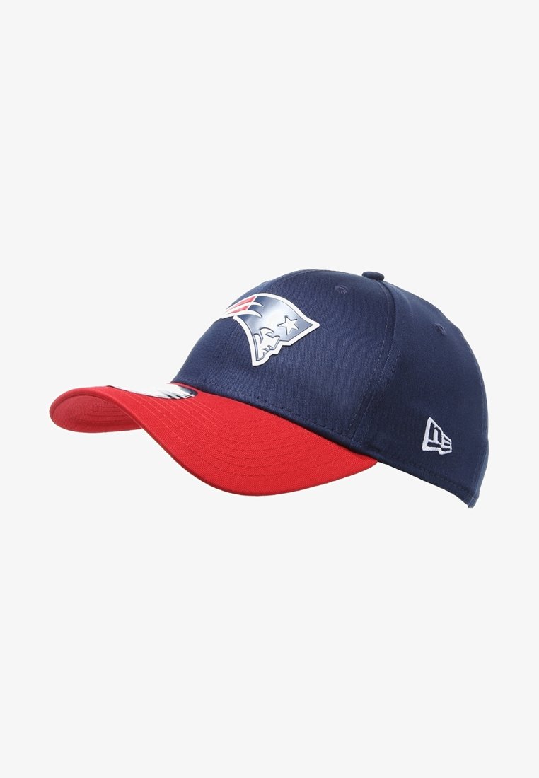 Donkerblauwe en rode honkbalpet met het logo van de New England Patriots aan de voorkant en het New Era-logo geborduurd aan de zijkant.